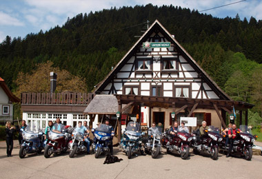Zwei Männer neben ihren Motorrädern vor dem Landgasthof "Untere Mühle".